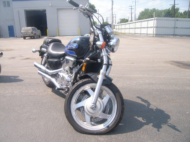 Honda VF750C2 (MAGNA)