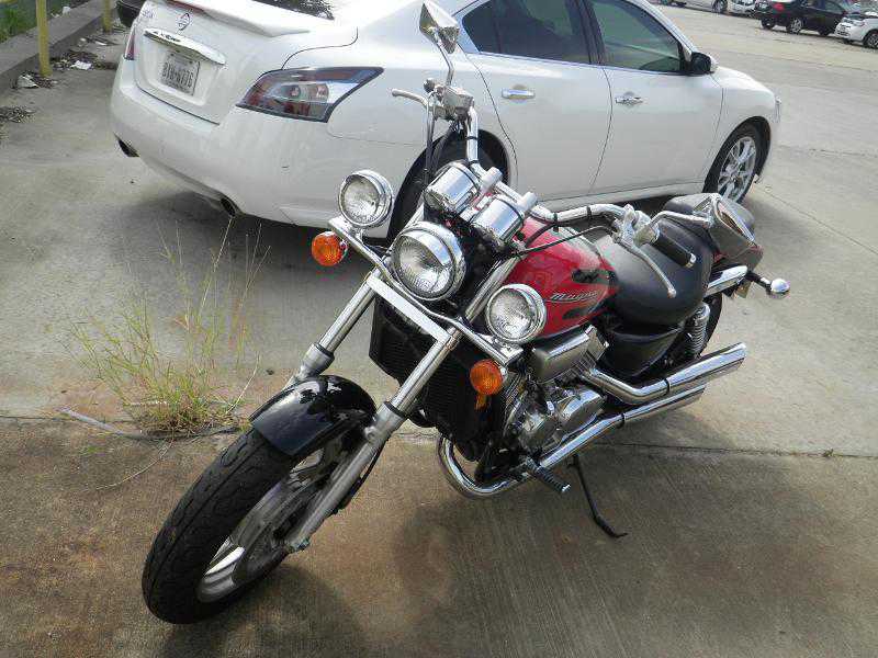 Honda VF750C2 (MAGNA)