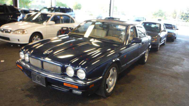 Jaguar XJR