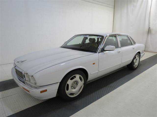 Jaguar XJR