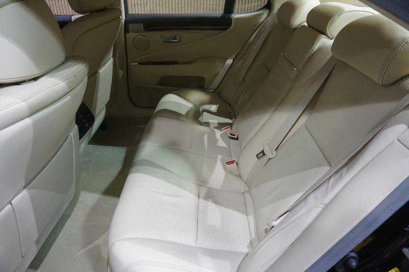 Lexus' rear seats