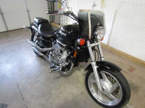 Honda VF750C2 (MAGNA)