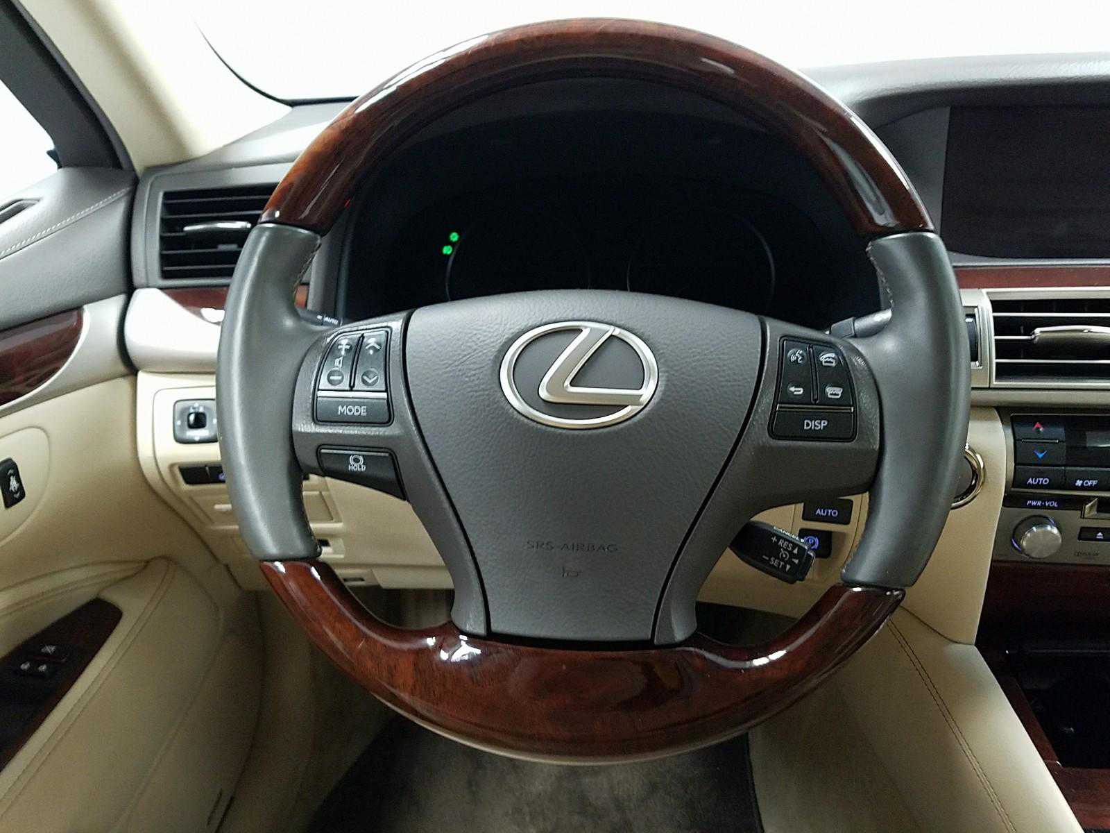 Lexus' steering wheel