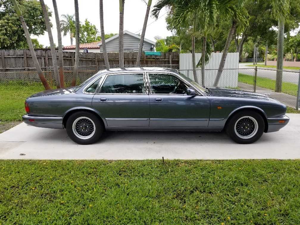 Jaguar XJR