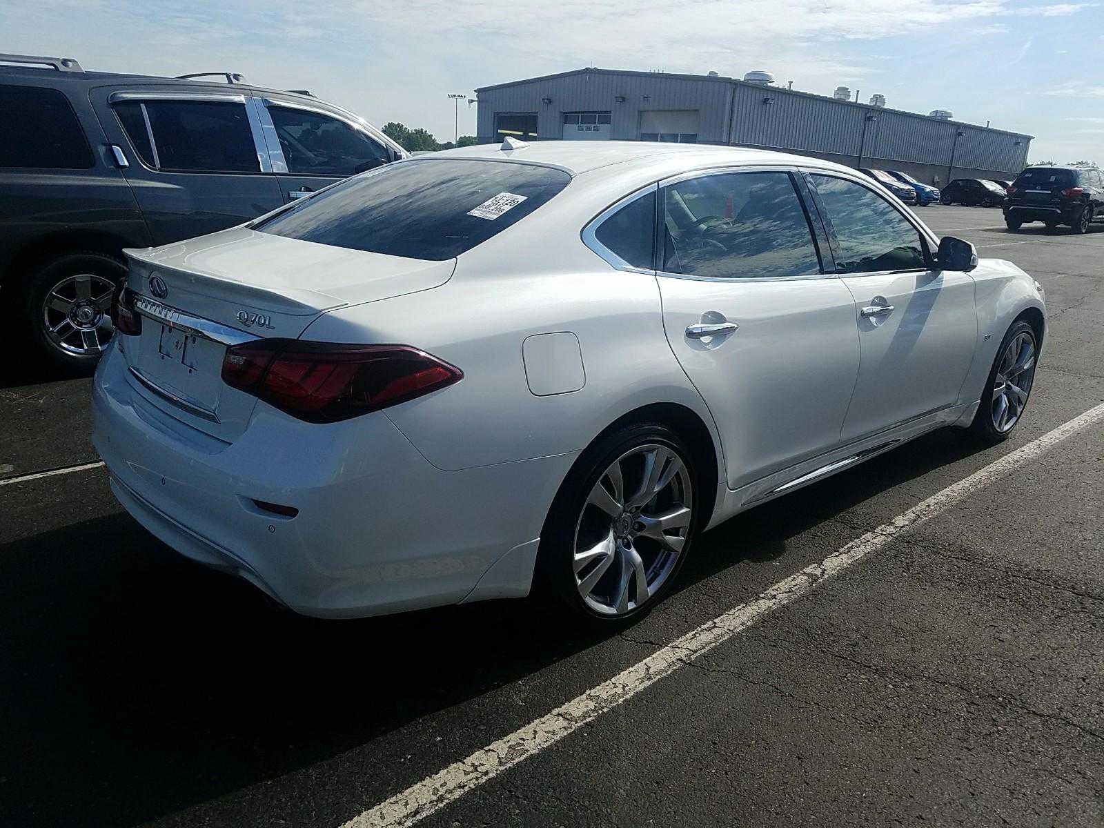 Infiniti Q70L