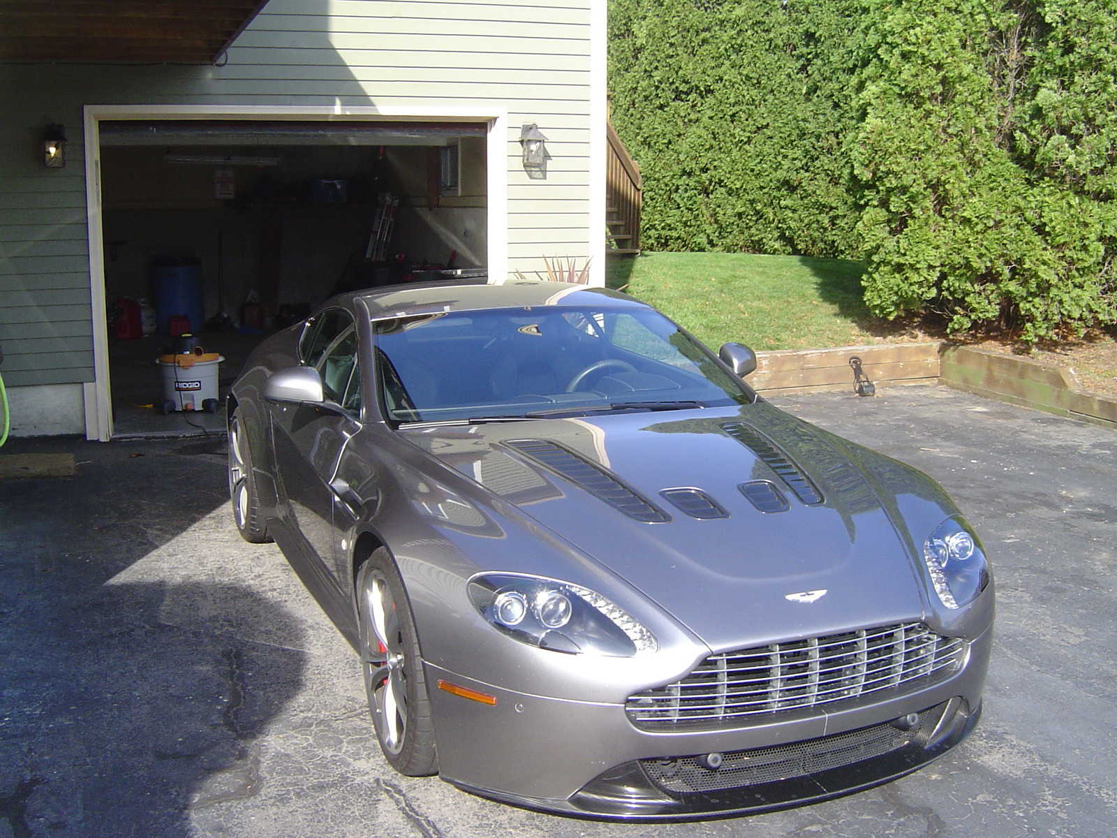 Aston Martin V12 Vantage