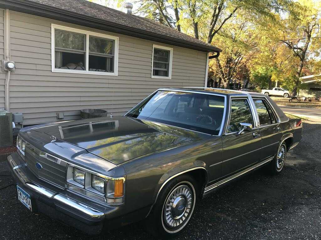 Ford Crown Victoria