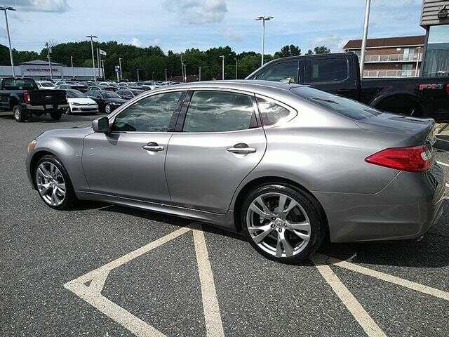 Infiniti M56