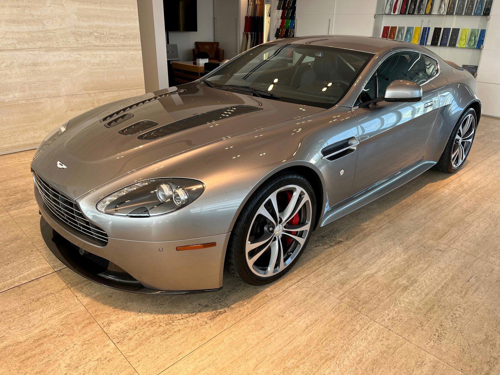 Aston Martin V12 Vantage
