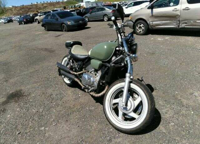 Honda VF750C2 (MAGNA)