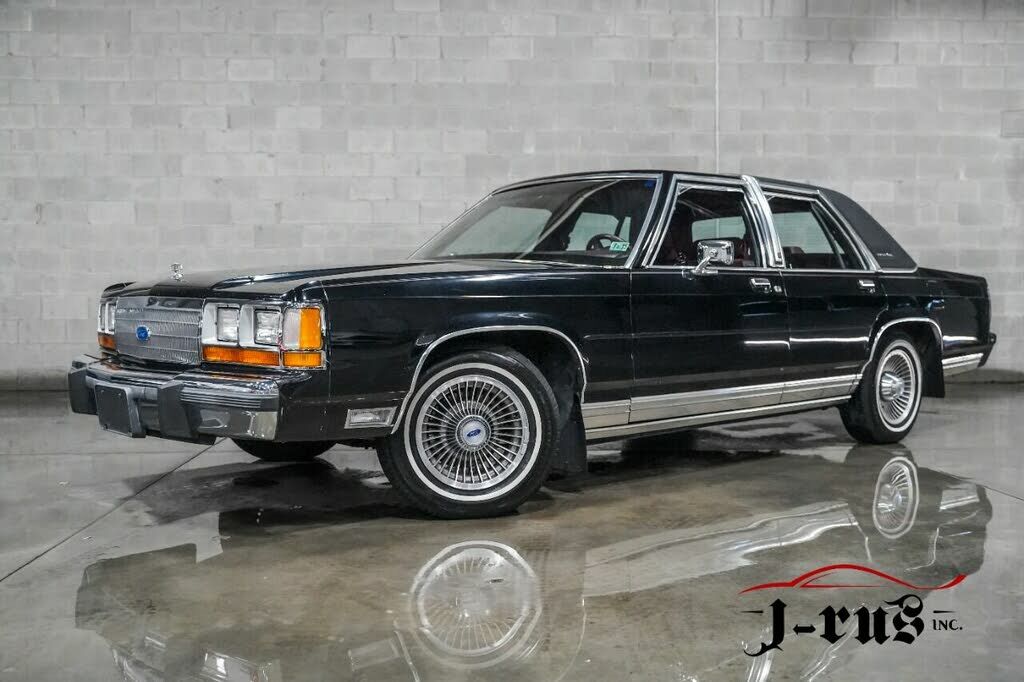 Ford Crown Victoria