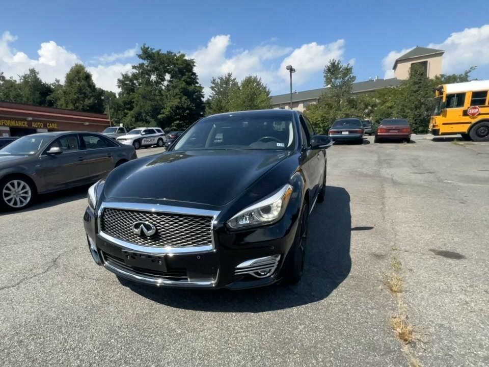 Infiniti Q70L