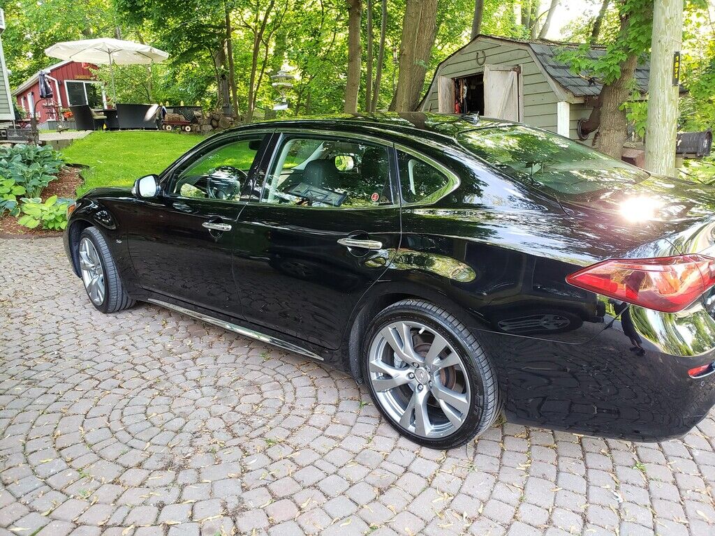 Infiniti Q70L