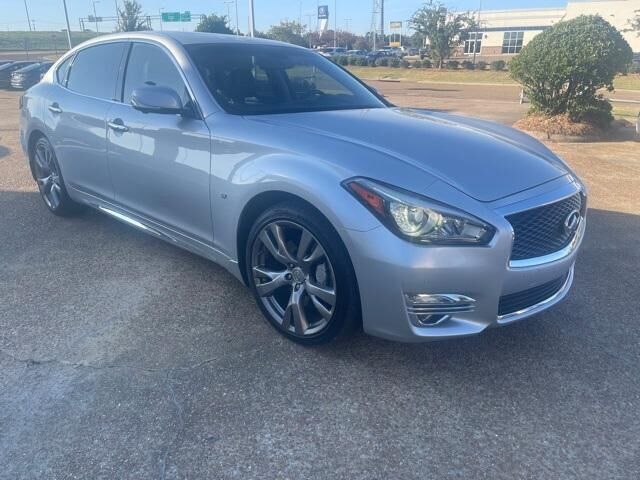 Infiniti Q70L