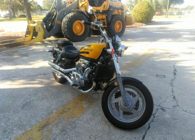 Honda VF750C2 (MAGNA)