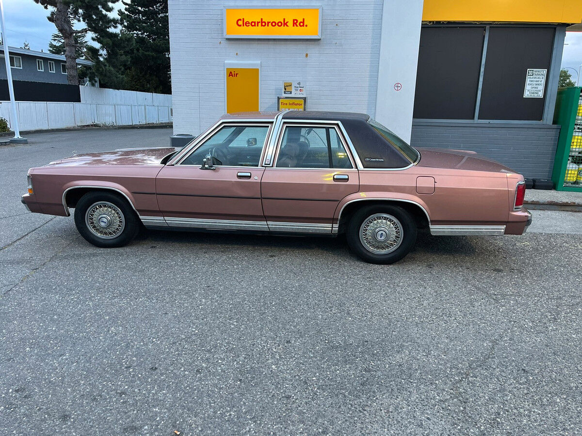 Ford Crown Victoria