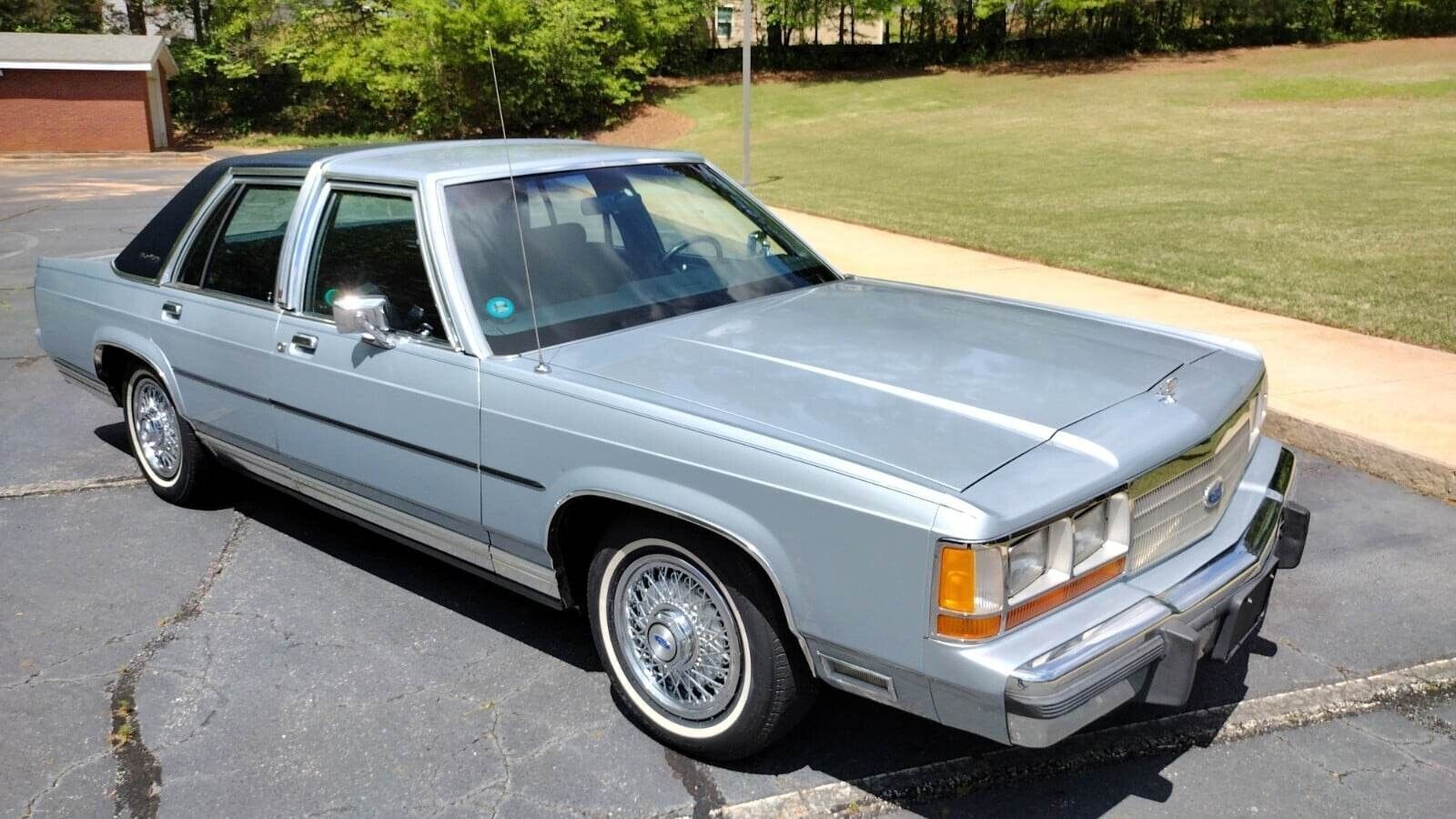 Ford Crown Victoria