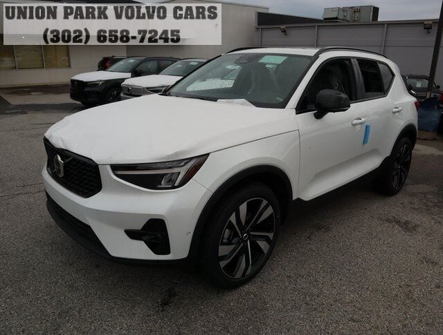 2023 VOLVO XC40