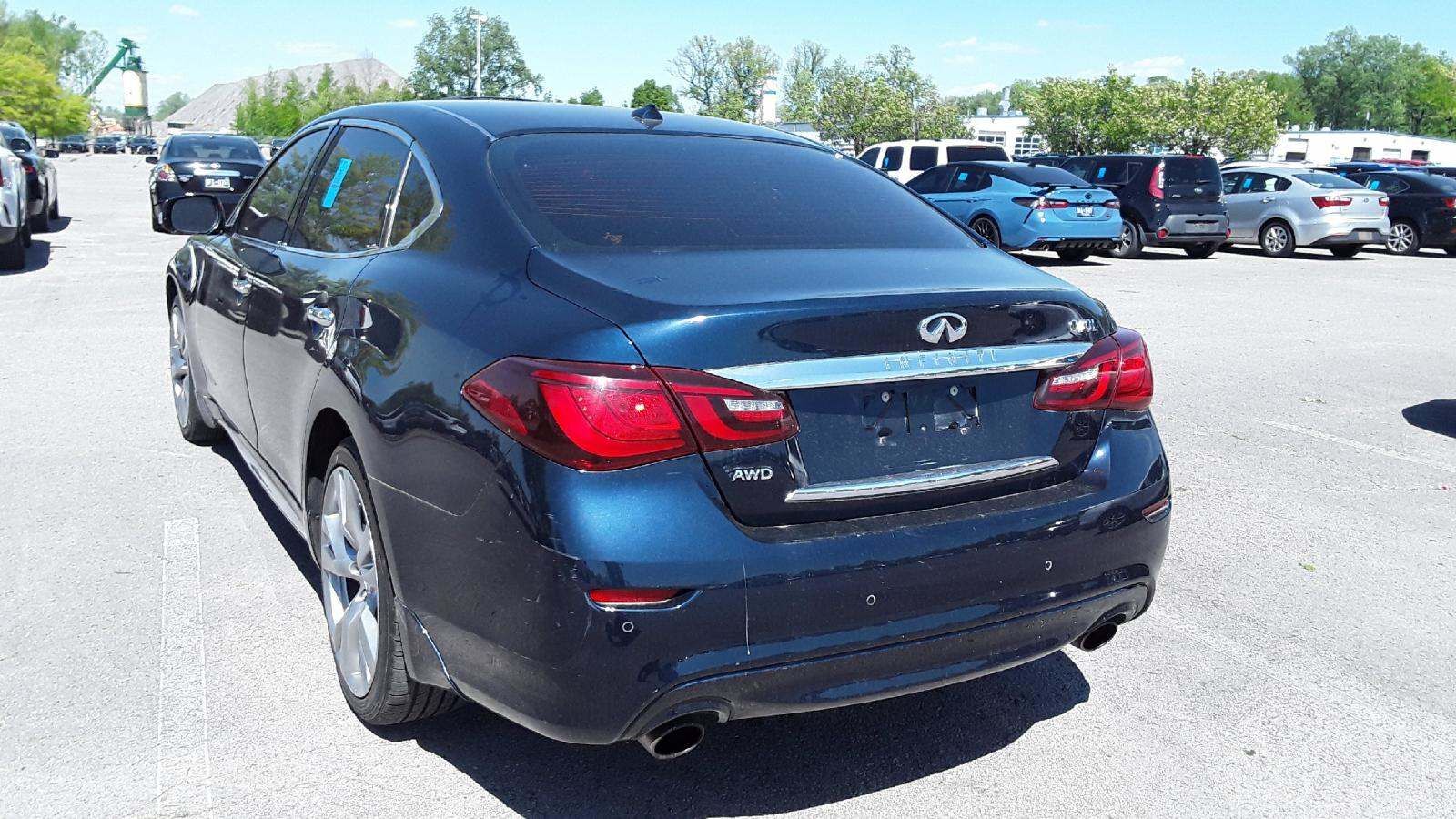 Infiniti Q70L