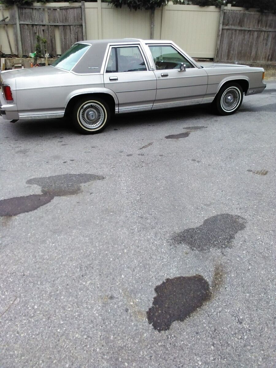 Ford Crown Victoria