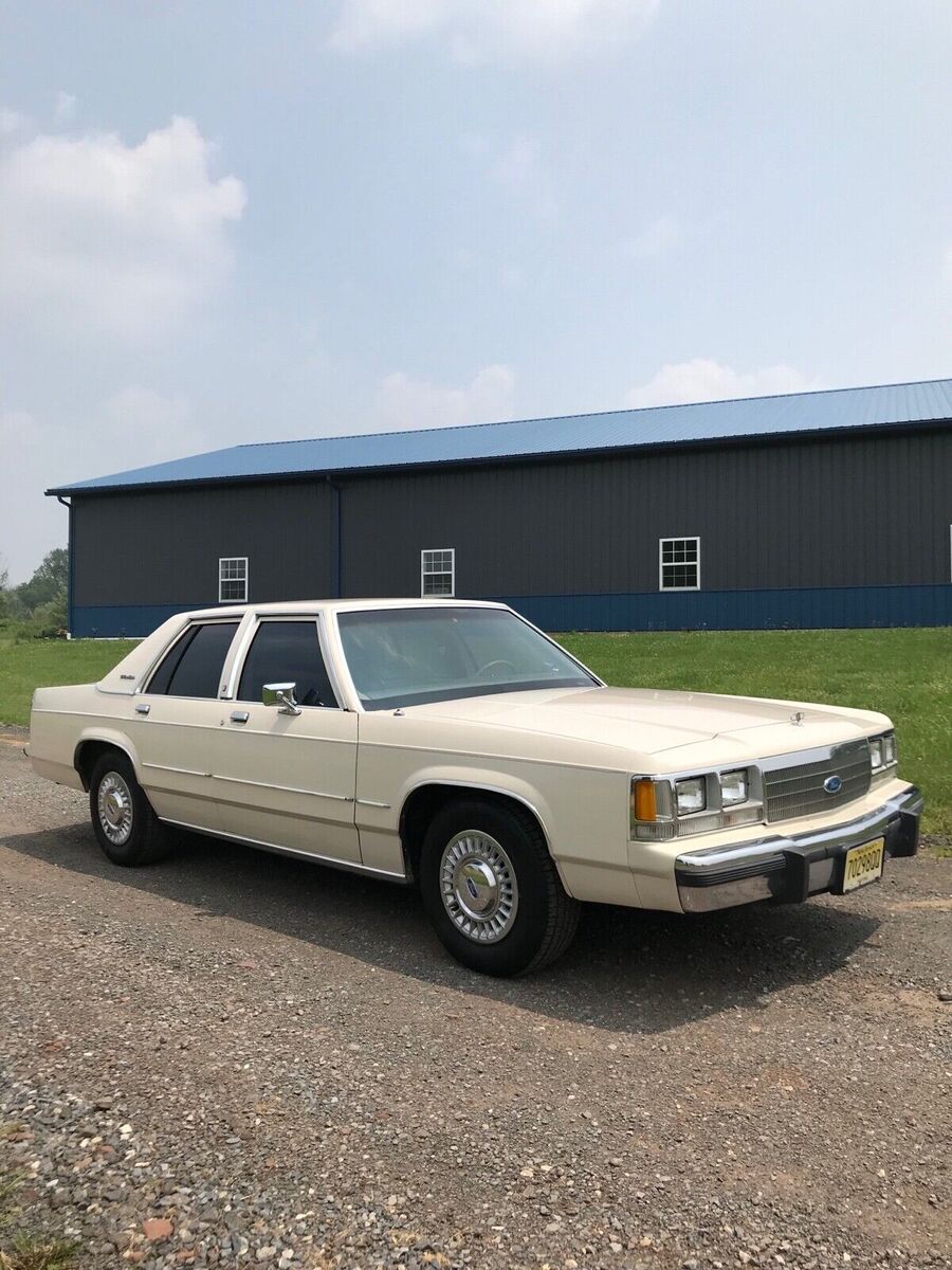 Ford Crown Victoria