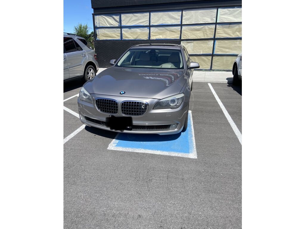 BMW 750i