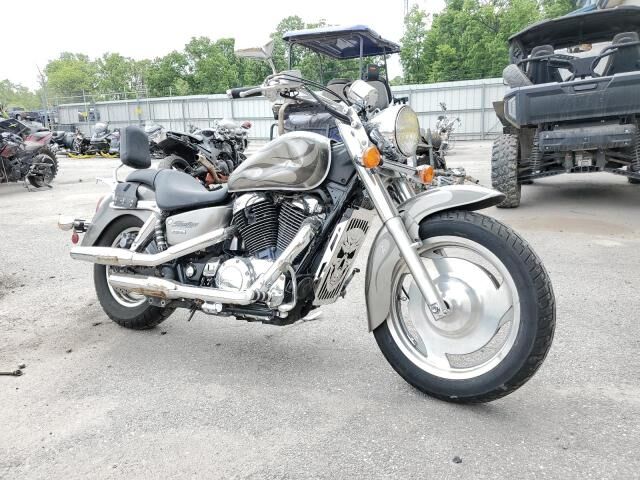 Honda VT1100C2 (SHADOW SABRE)