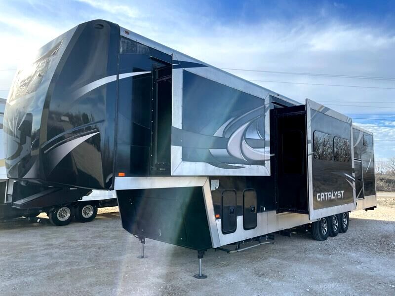 2015 FOREST RIVER Catalyst