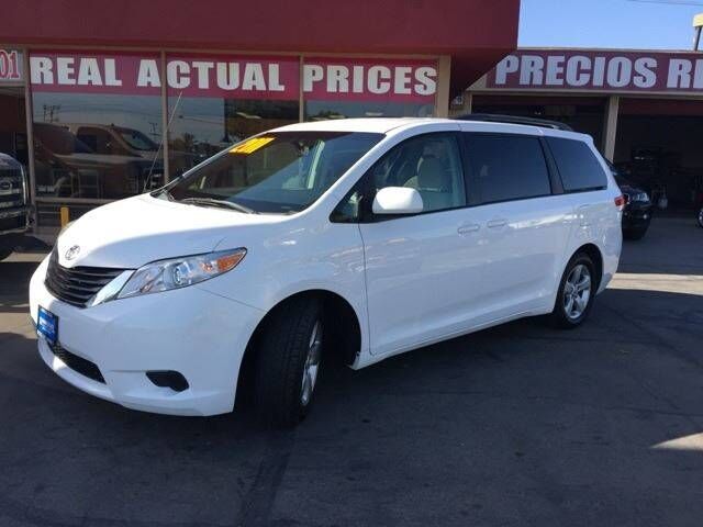 2011 TOYOTA Sienna