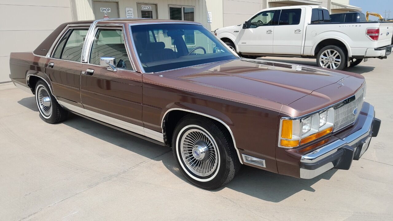 Ford Crown Victoria
