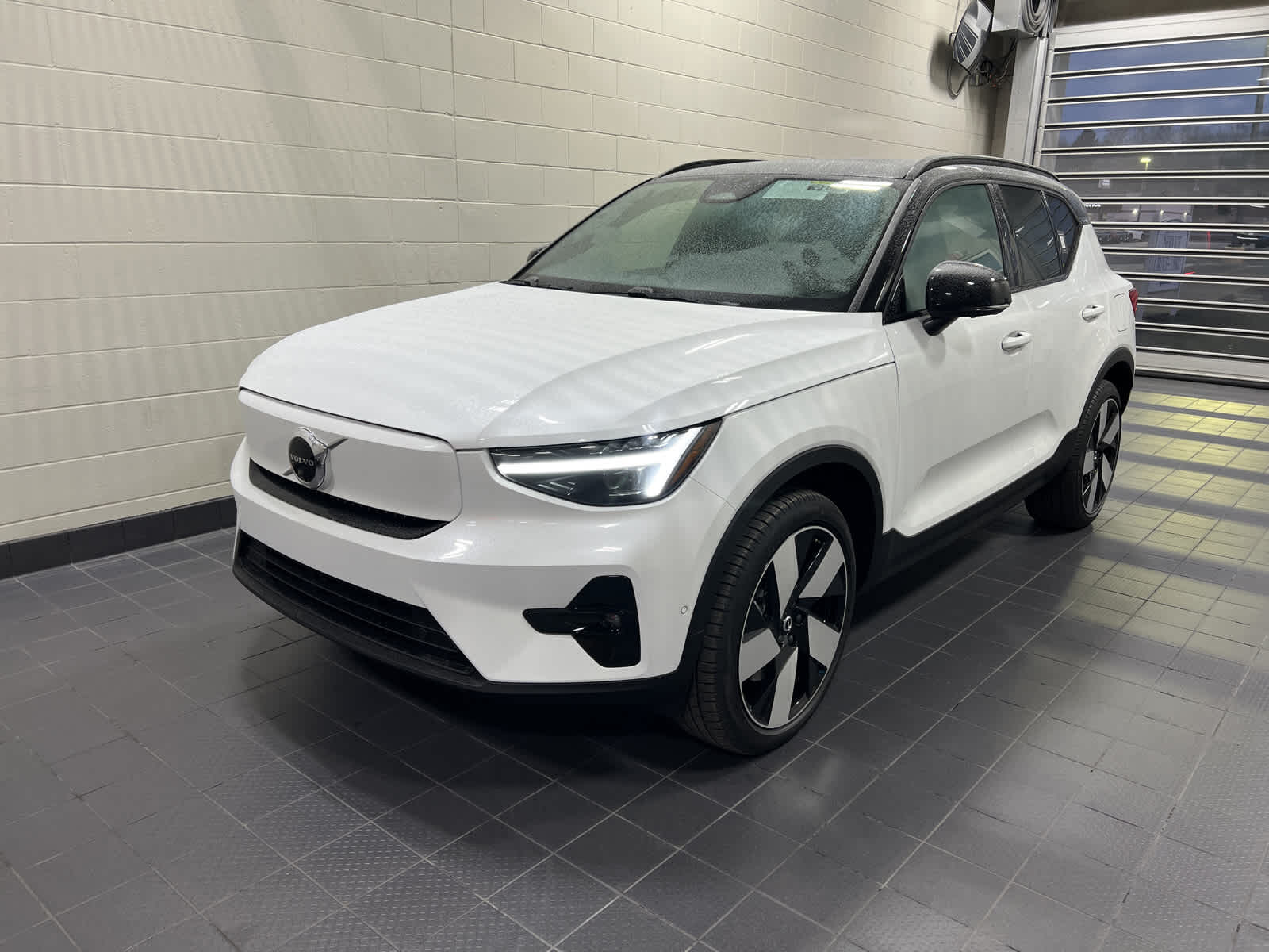 2024 VOLVO XC40