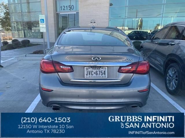 Infiniti Q70L