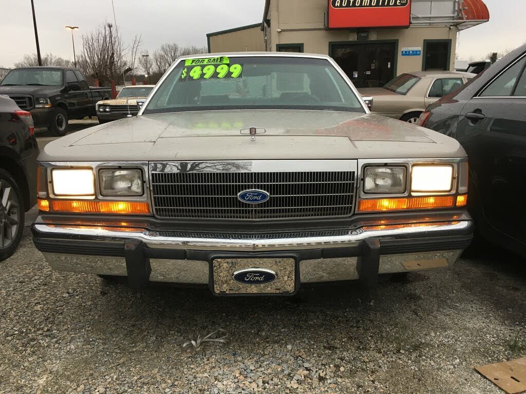 Ford Crown Victoria