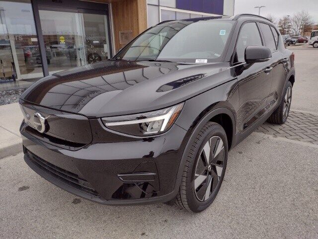 2024 VOLVO XC40