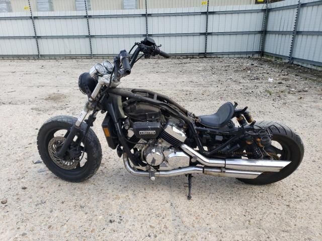 Honda VF750C2 (MAGNA)