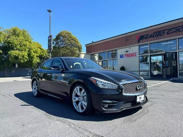 Infiniti Q70
