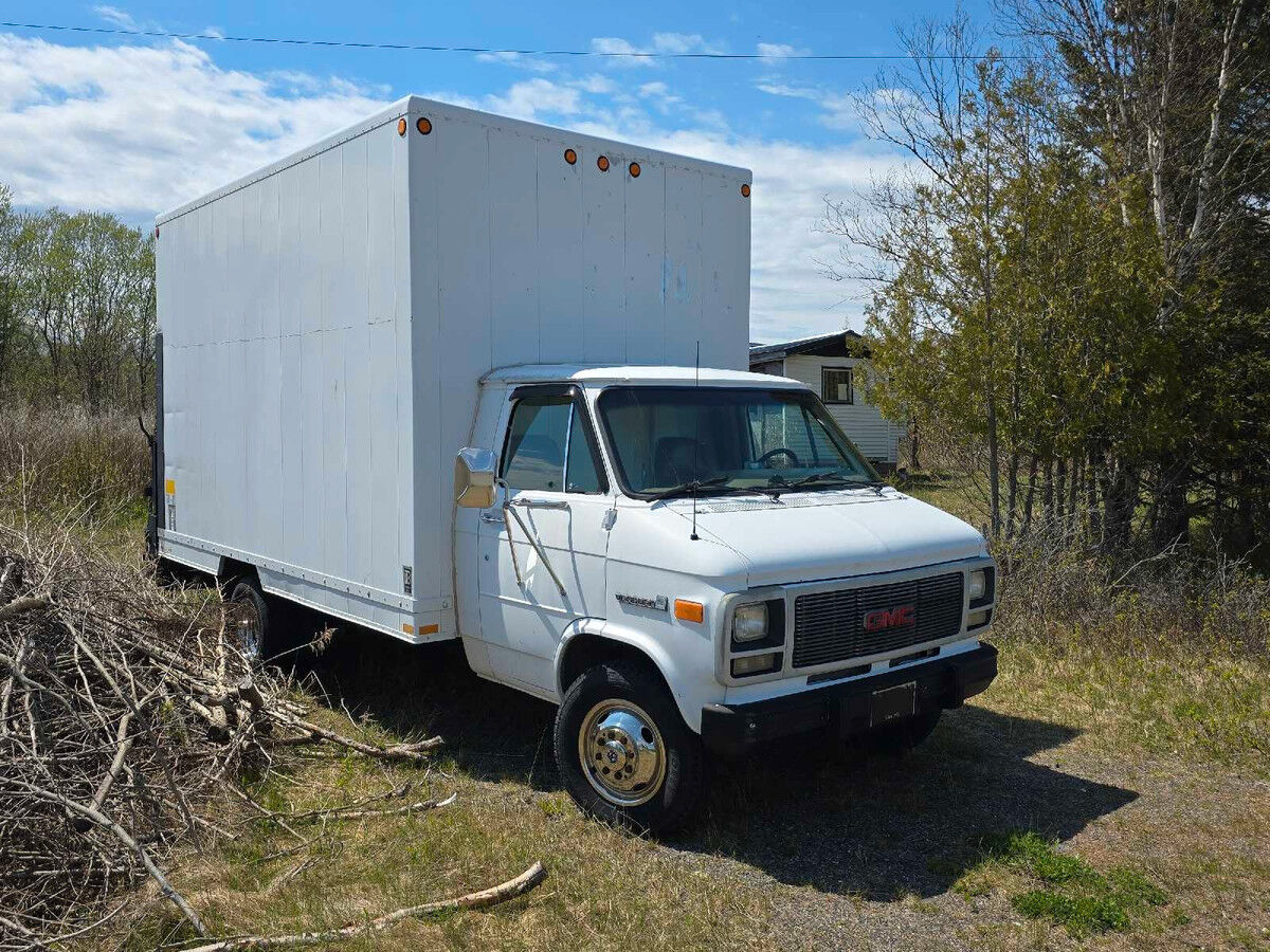 GMC Cutaway Van