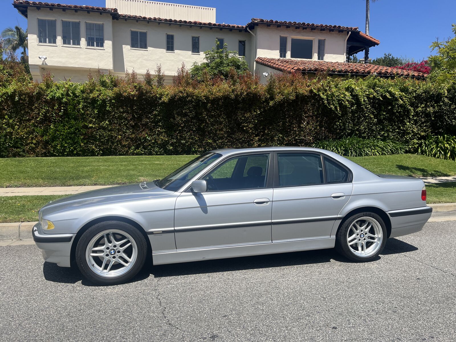 BMW 740i