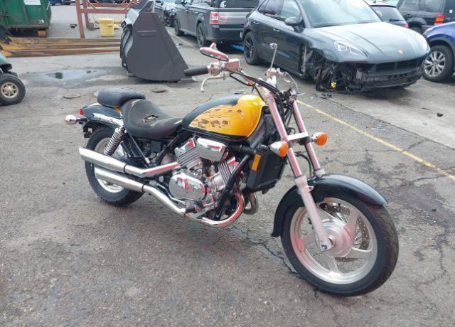Honda VF750C2 (MAGNA)
