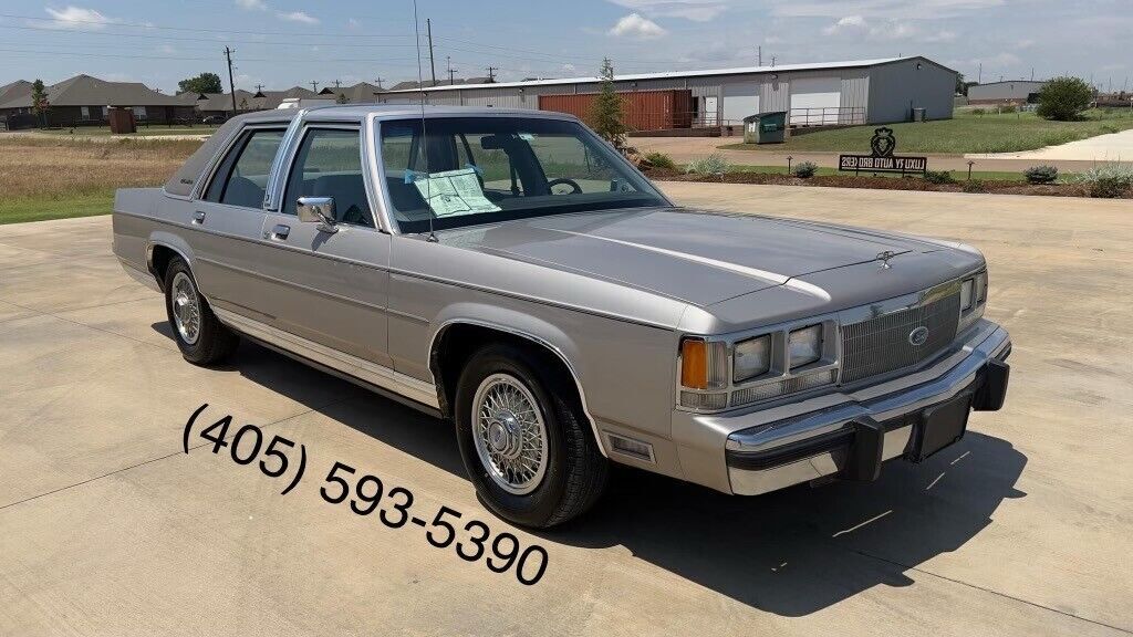 Ford Crown Victoria