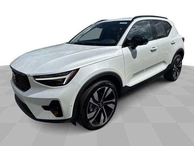 2025 VOLVO XC40