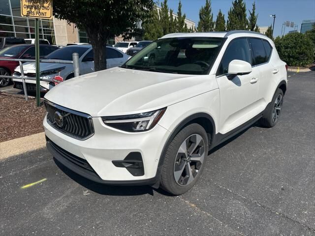 2023 VOLVO XC40