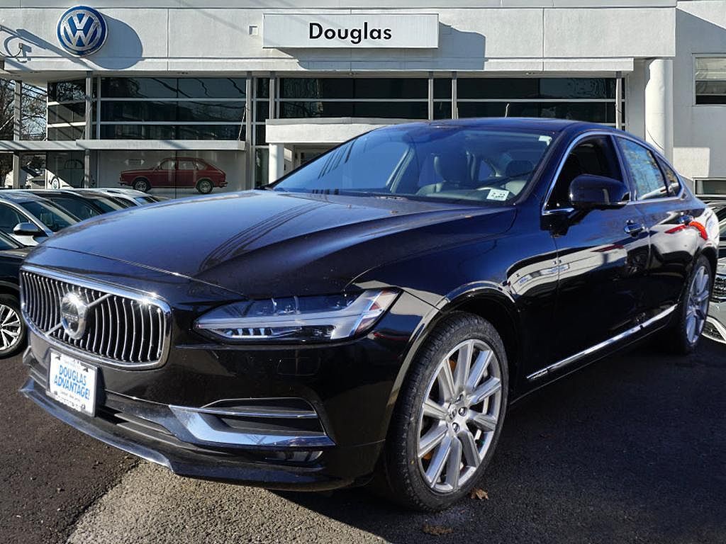 2017 VOLVO S90