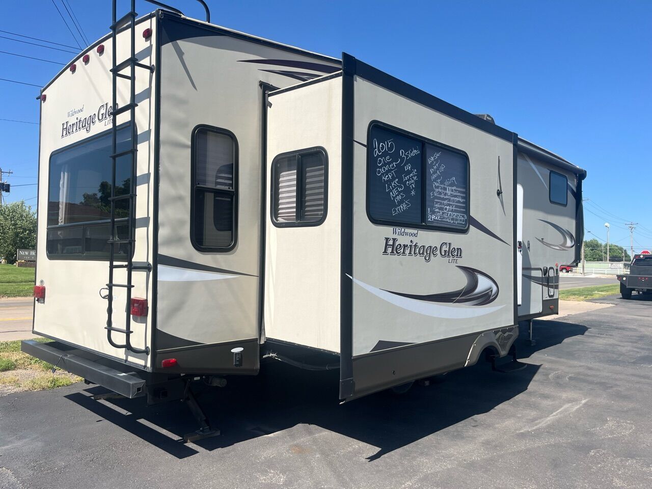 2015 FOREST RIVER Wildwood Laminated Towables