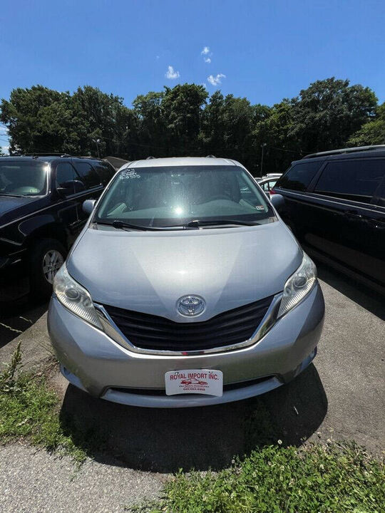 2011 TOYOTA Sienna