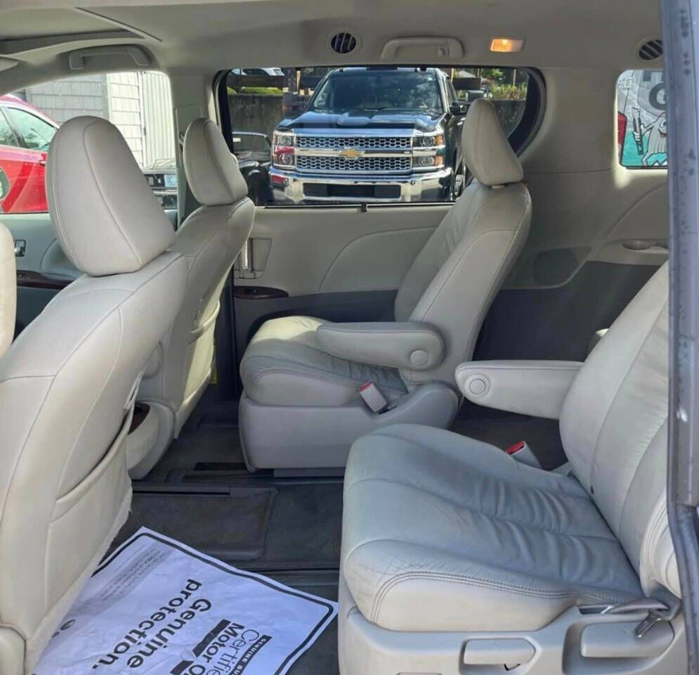2011 TOYOTA Sienna