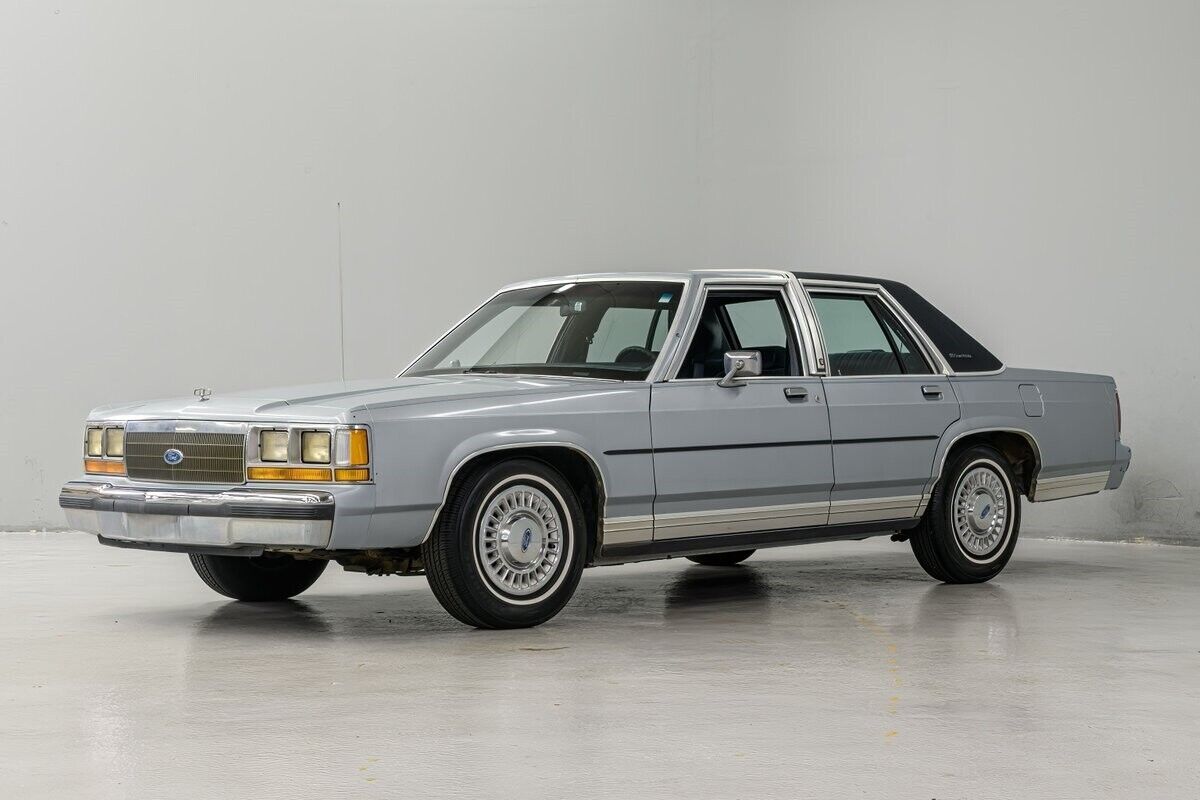 Ford Crown Victoria