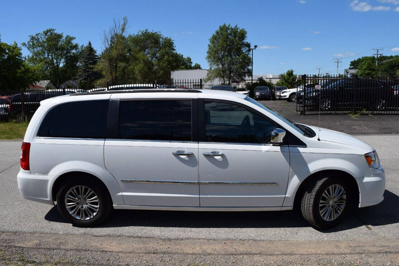 2015 CHRYSLER Town and Country