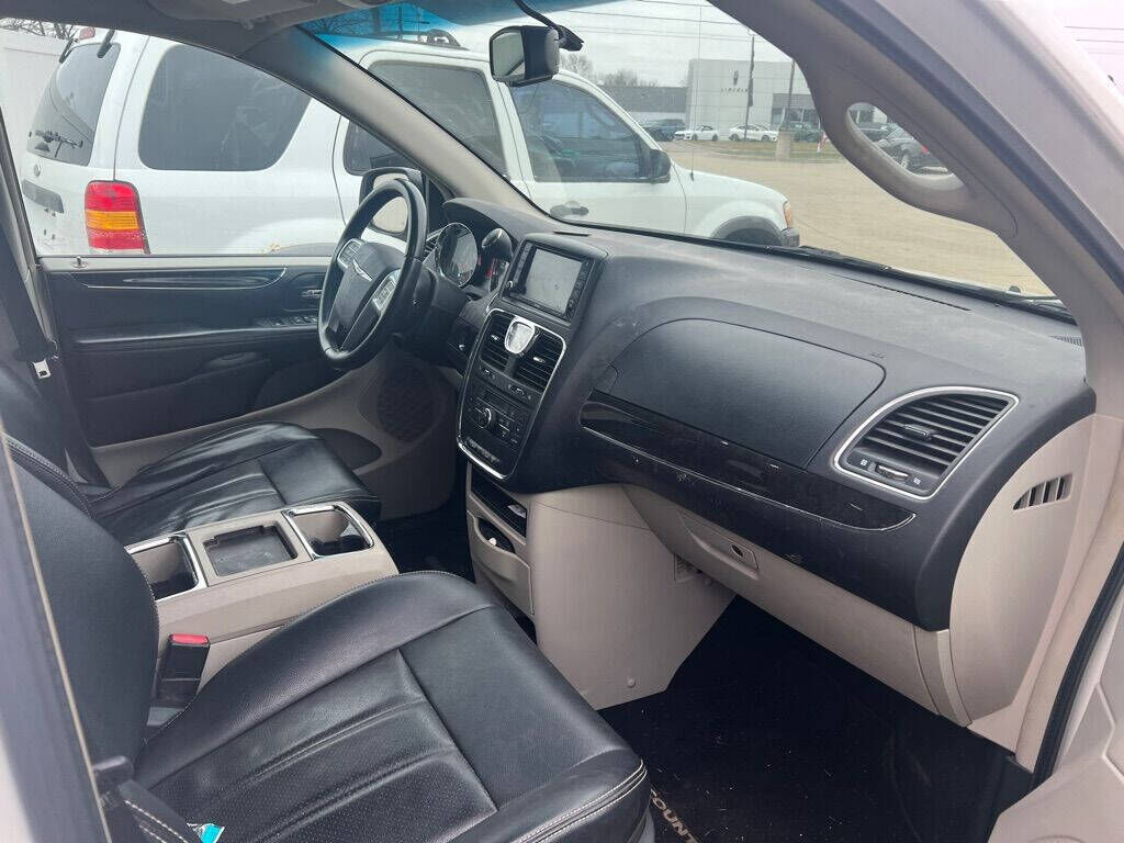 2012 CHRYSLER Town and Country