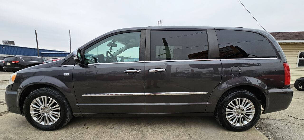 2014 CHRYSLER Town and Country